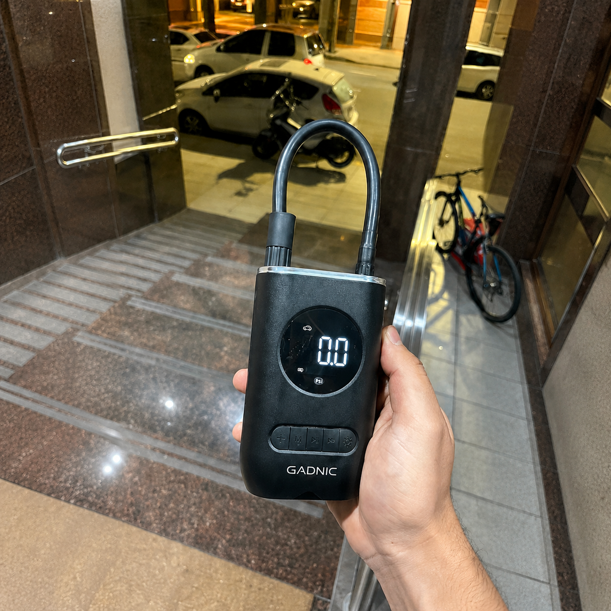 Cliente recibiendo su pedido